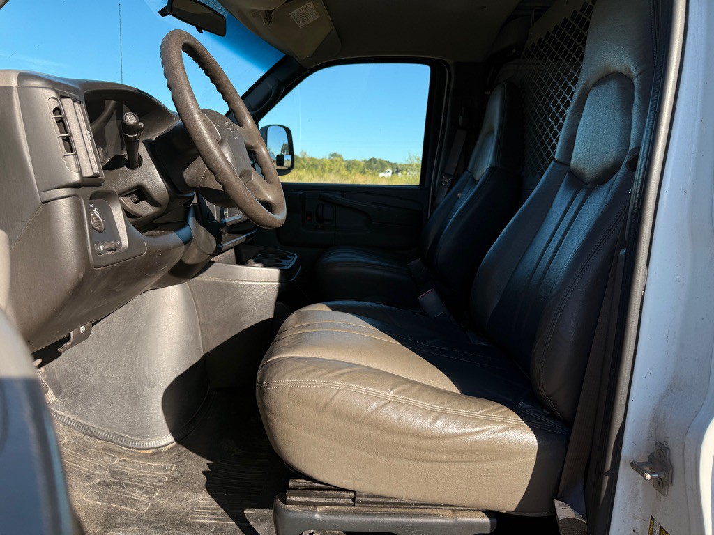 2005 Chevrolet Express Image 10