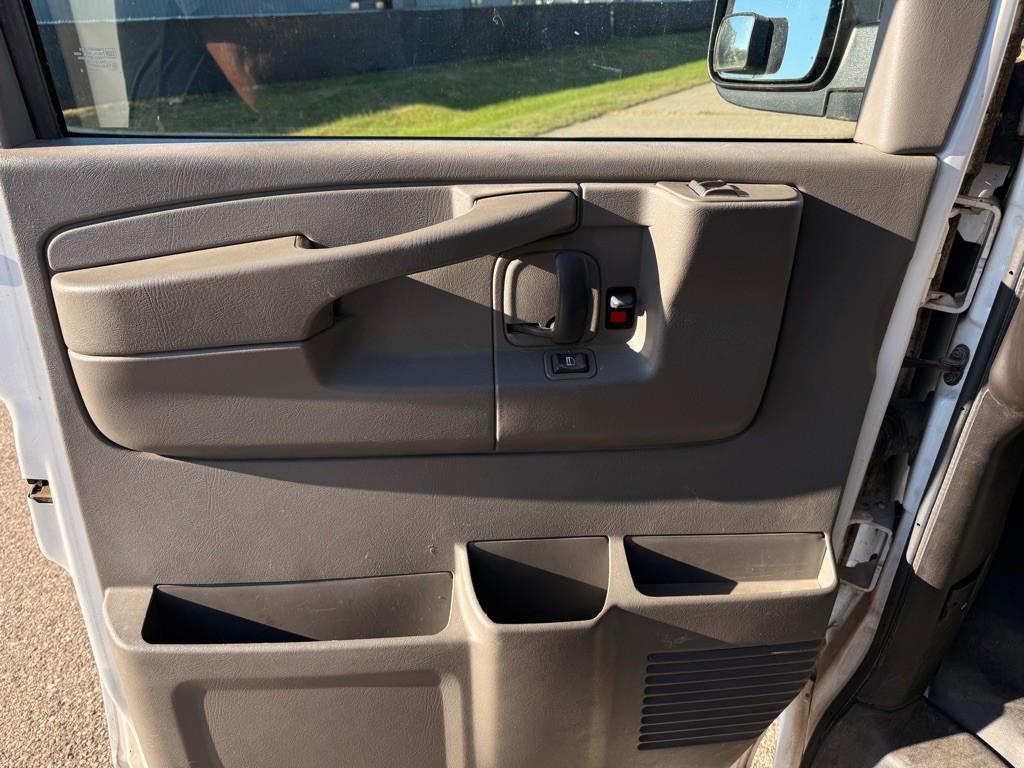 2005 Chevrolet Express Image 11