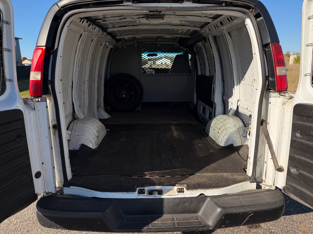 2005 Chevrolet Express Image 12
