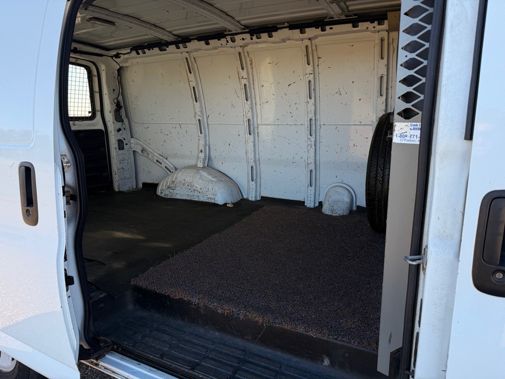 2005 Chevrolet Express Image 13