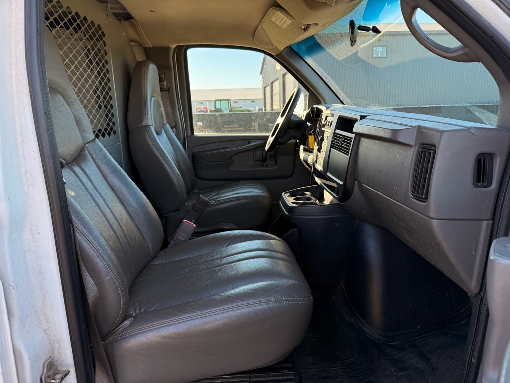 2005 Chevrolet Express Image 14