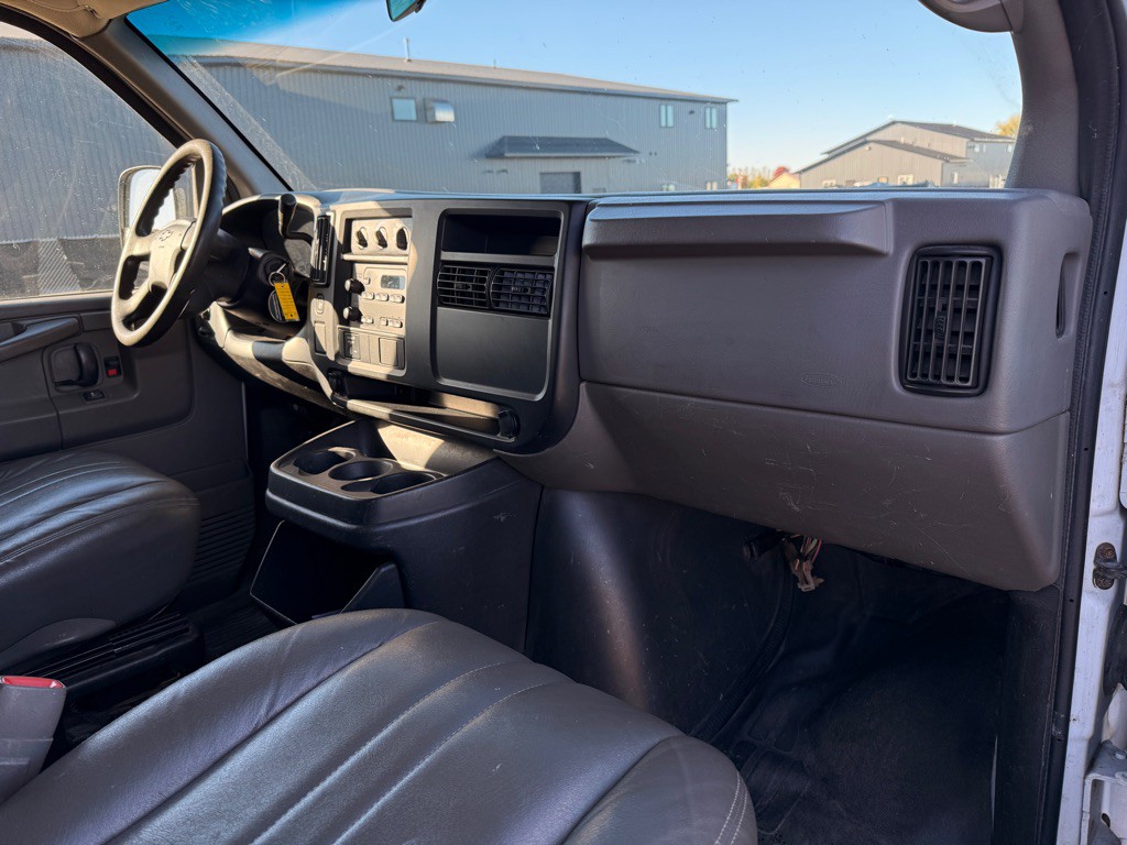 2005 Chevrolet Express Image 15