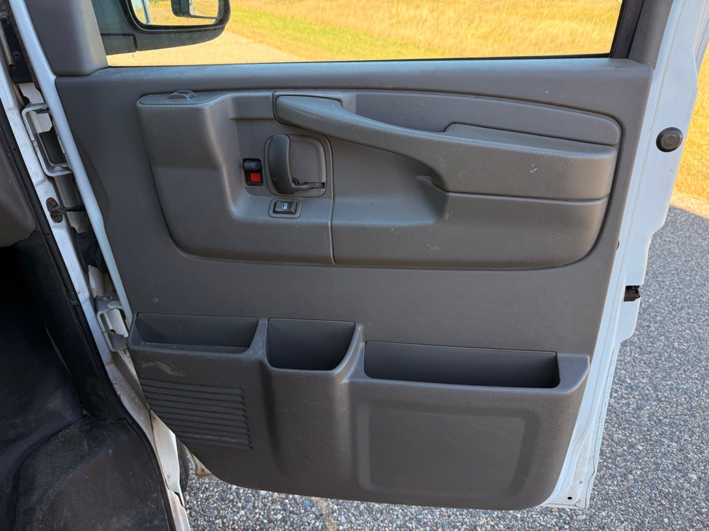 2005 Chevrolet Express Image 16