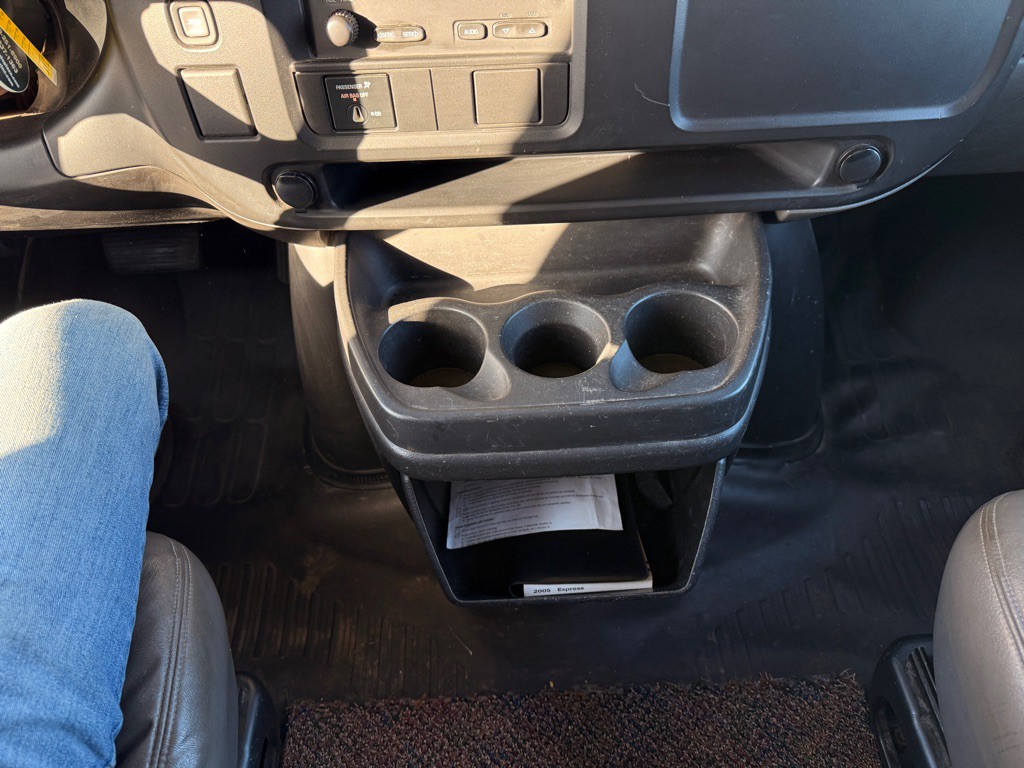 2005 Chevrolet Express Image 17