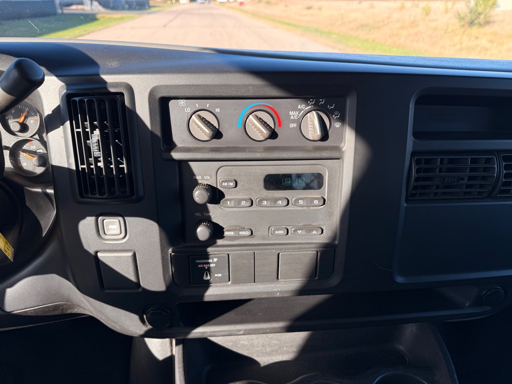 2005 Chevrolet Express Image 18