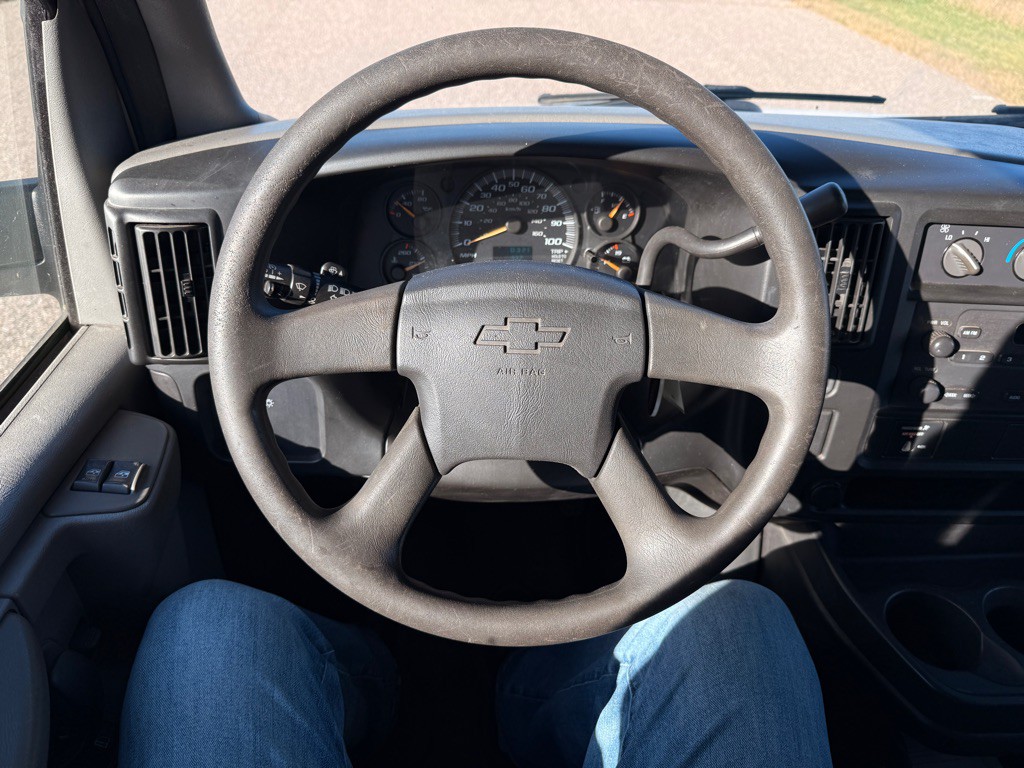 2005 Chevrolet Express Image 19
