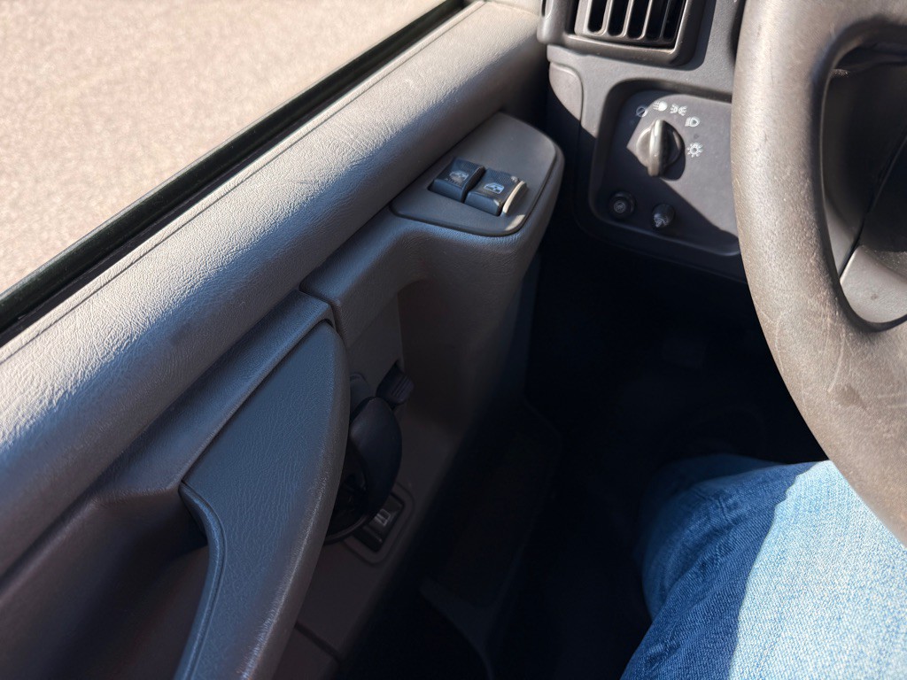2005 Chevrolet Express Image 21