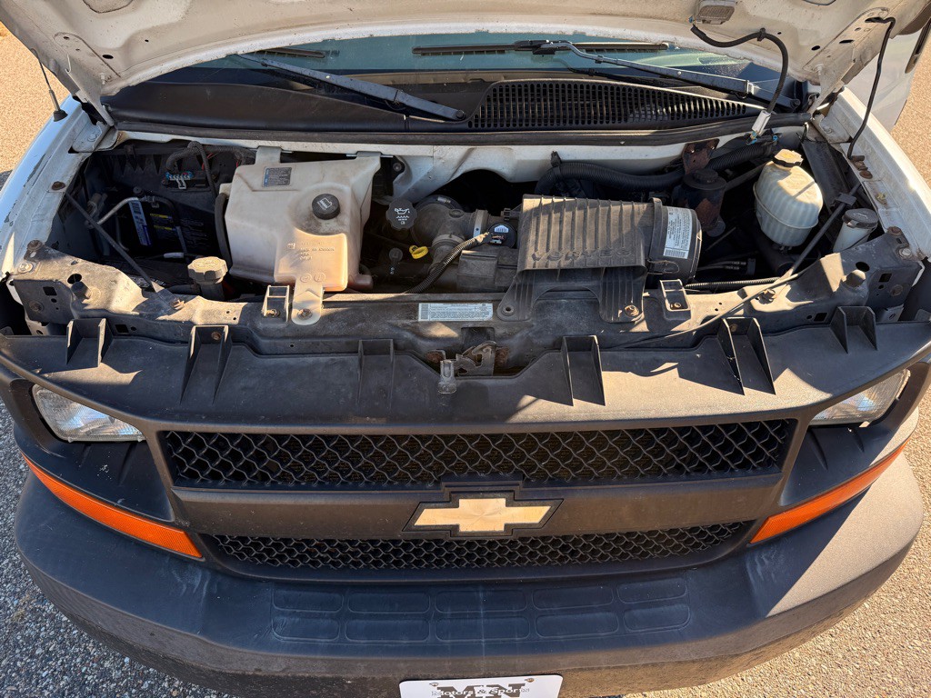 2005 Chevrolet Express Image 22