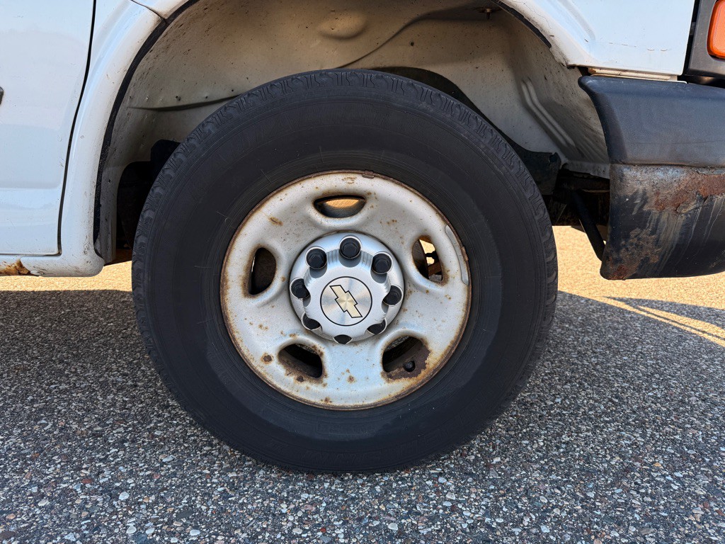 2005 Chevrolet Express Image 23