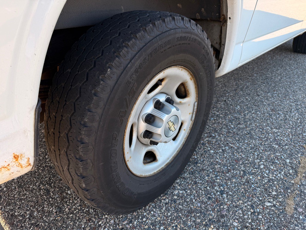 2005 Chevrolet Express Image 24