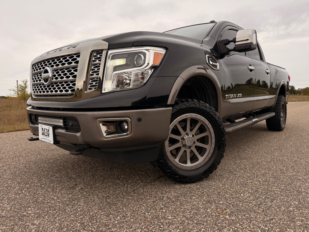 2017 Nissan Titan Image 1