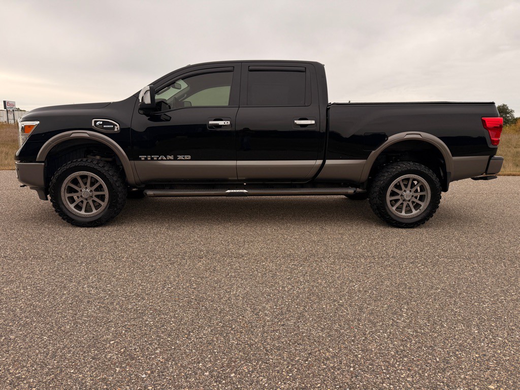 2017 Nissan Titan Image 8