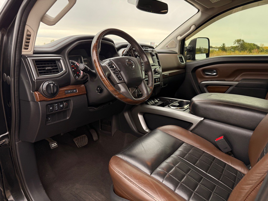 2017 Nissan Titan Image 9