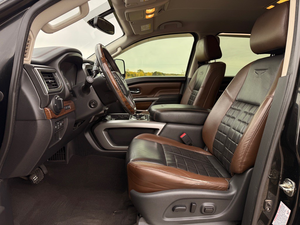 2017 Nissan Titan Image 10