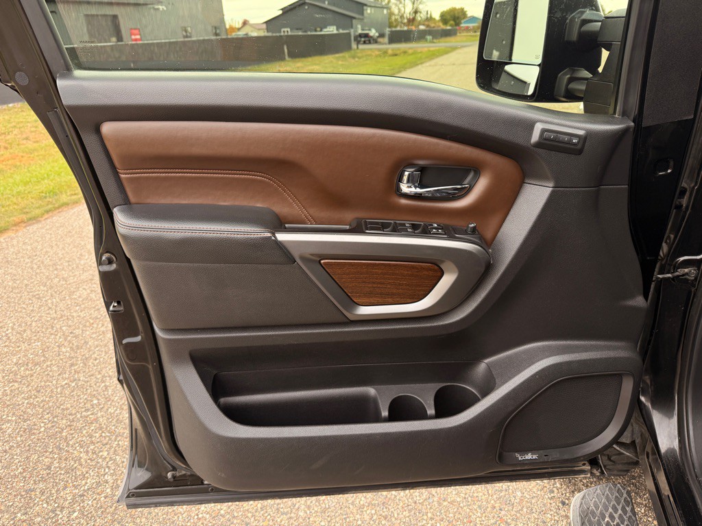 2017 Nissan Titan Image 11