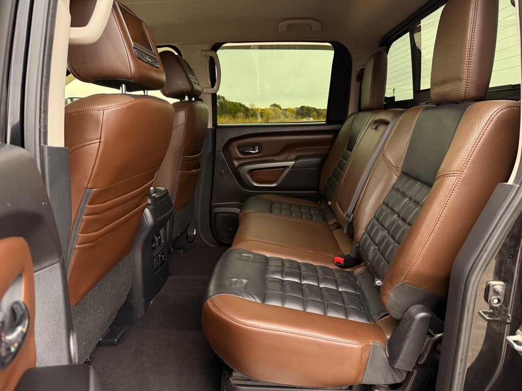 2017 Nissan Titan Image 12