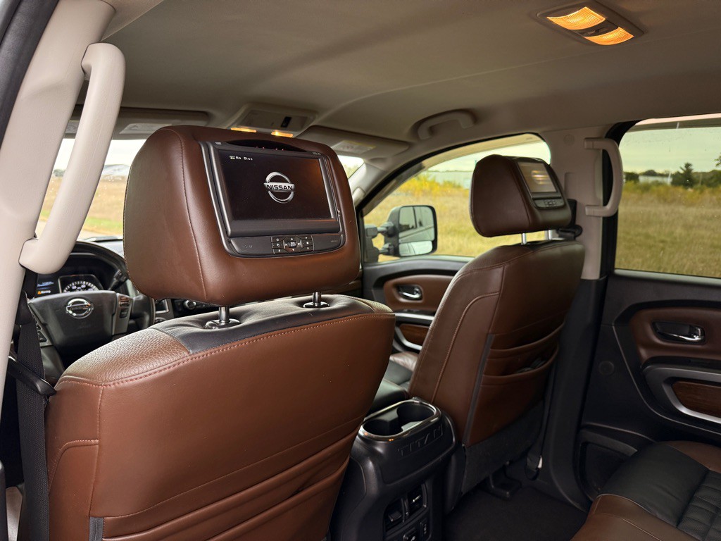 2017 Nissan Titan Image 14