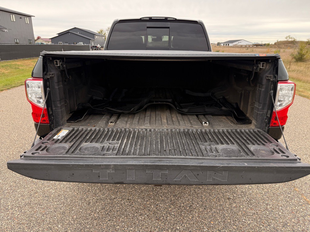 2017 Nissan Titan Image 16
