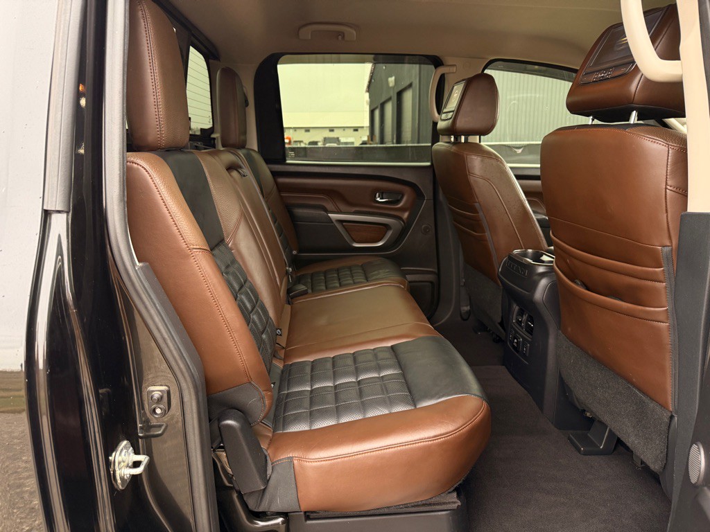 2017 Nissan Titan Image 17