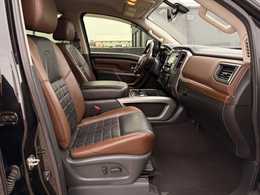 2017 Nissan Titan Image 18