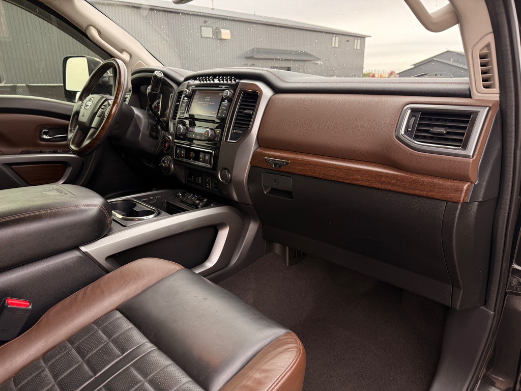 2017 Nissan Titan Image 19