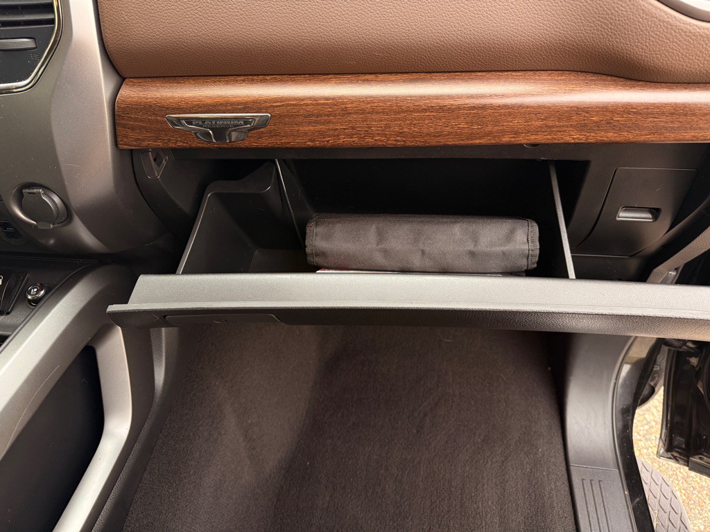 2017 Nissan Titan Image 20