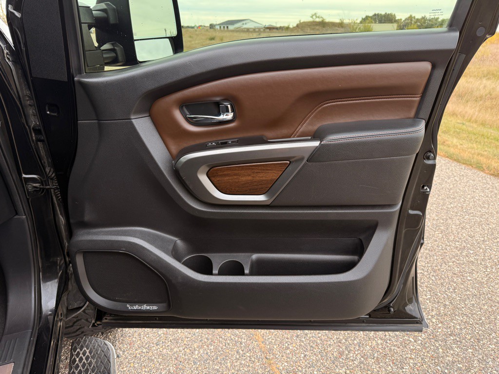 2017 Nissan Titan Image 21
