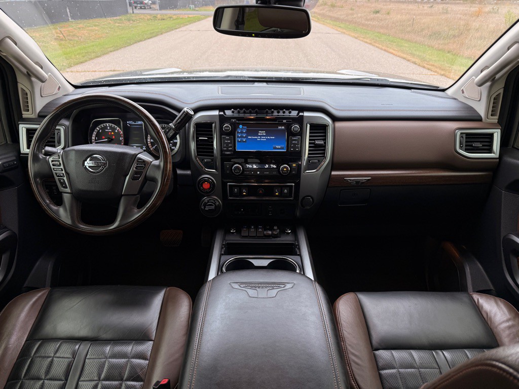 2017 Nissan Titan Image 22