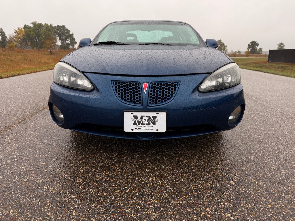 2004 Pontiac Grand Prix Image 2
