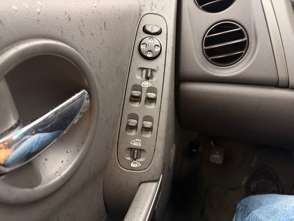 2004 Pontiac Grand Prix Image 25