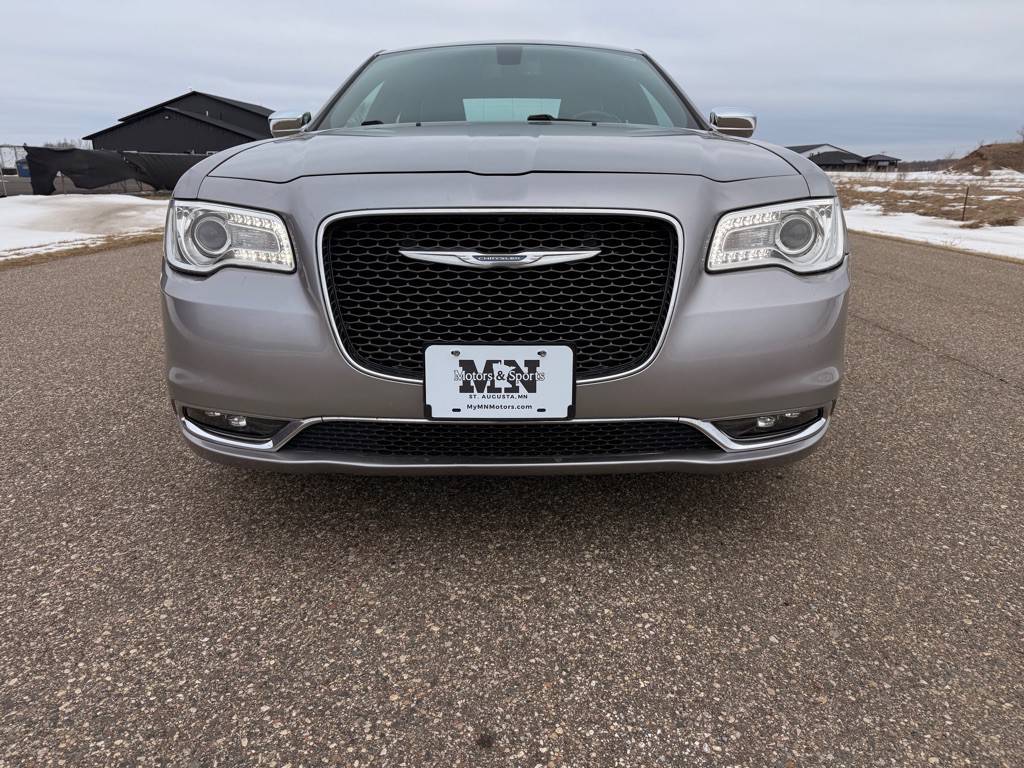 2018 Chrysler 300 Image 2