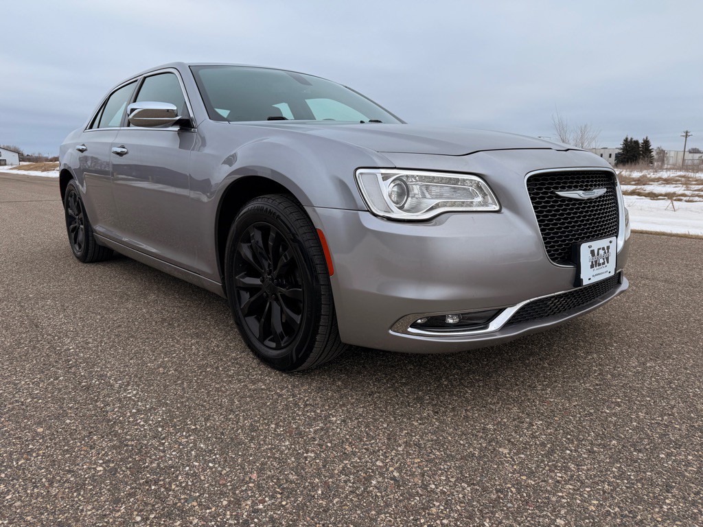 2018 Chrysler 300 Image 3