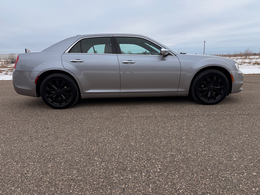 2018 Chrysler 300 Image 4