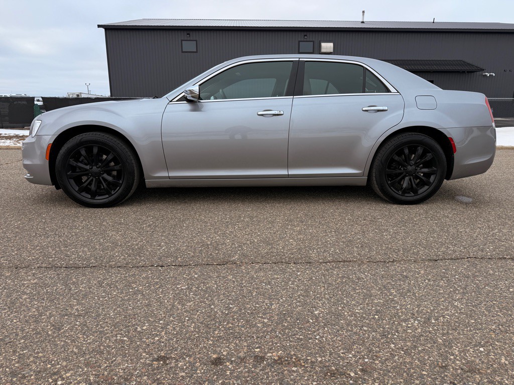 2018 Chrysler 300 Image 8