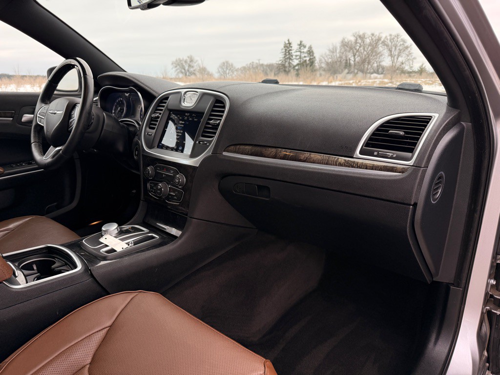 2018 Chrysler 300 Image 17