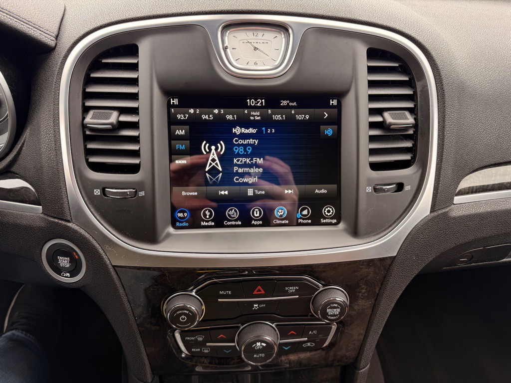 2018 Chrysler 300 Image 22