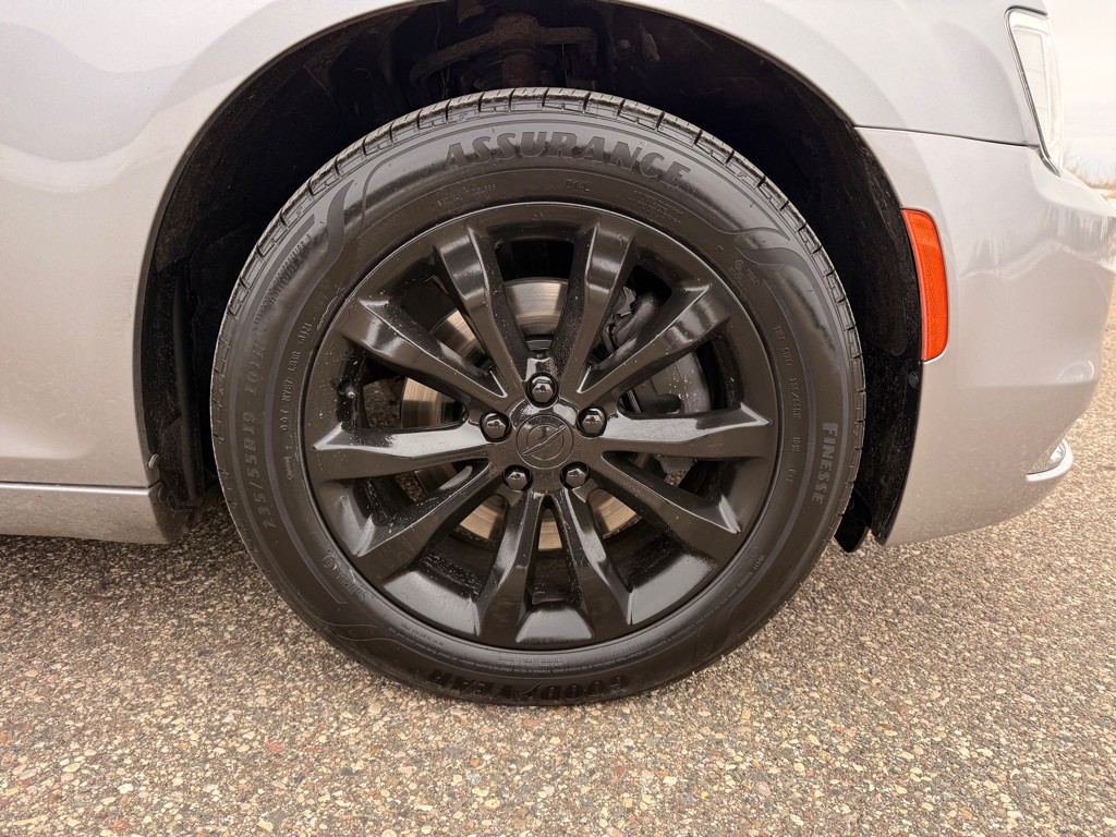 2018 Chrysler 300 Image 30