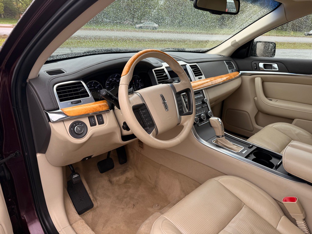 2011 Lincoln MKS Image 9