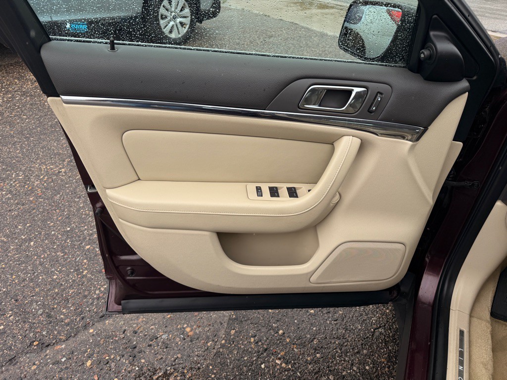 2011 Lincoln MKS Image 11