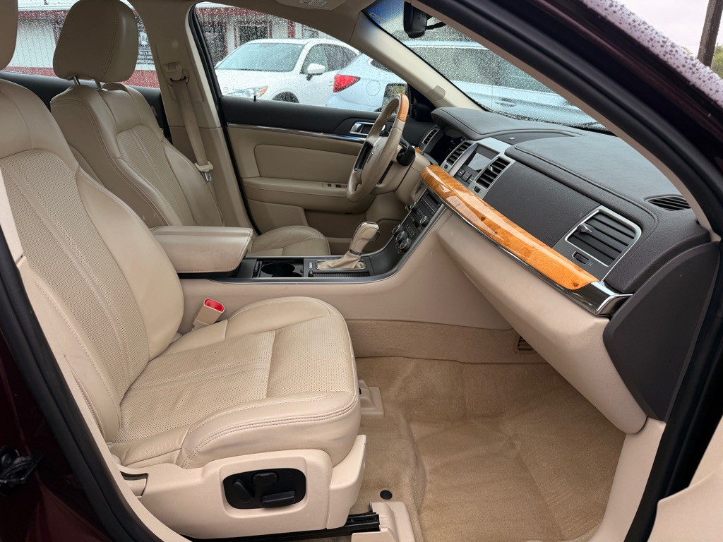2011 Lincoln MKS Image 16