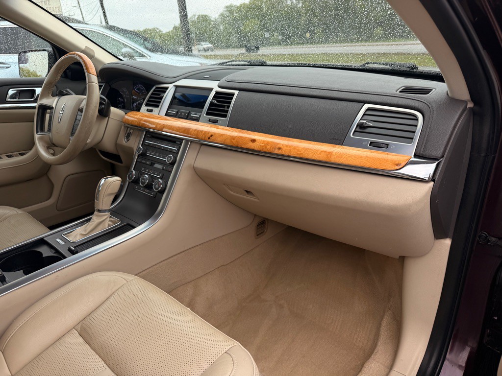 2011 Lincoln MKS Image 17