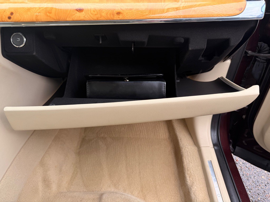 2011 Lincoln MKS Image 18
