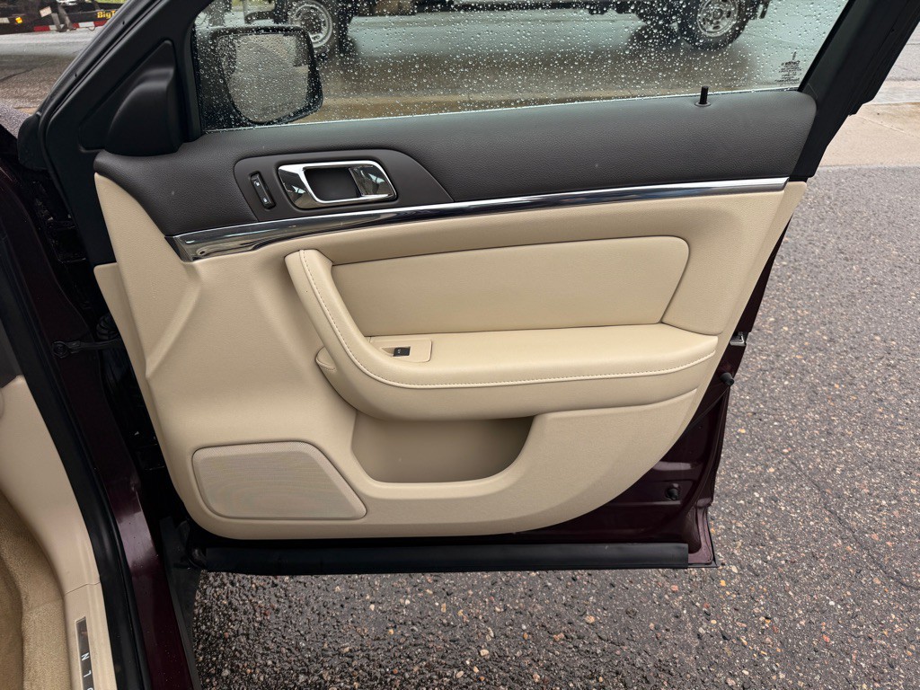 2011 Lincoln MKS Image 19