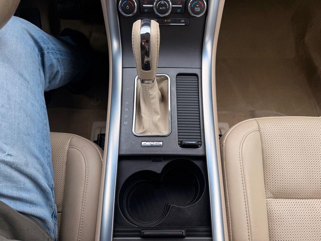2011 Lincoln MKS Image 21