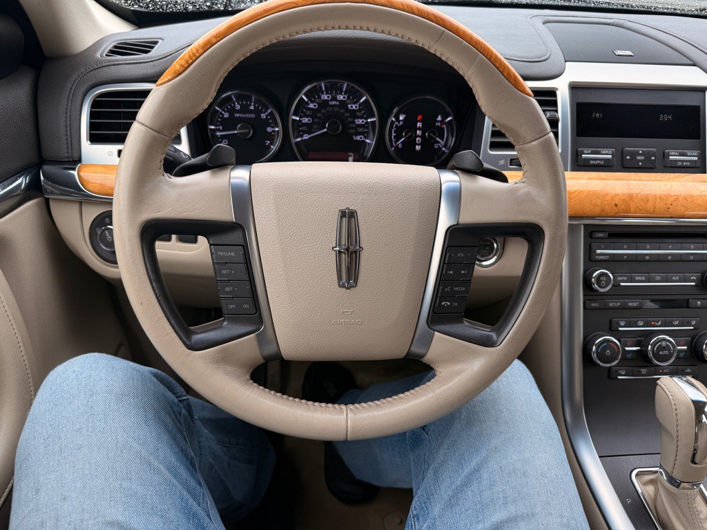 2011 Lincoln MKS Image 23