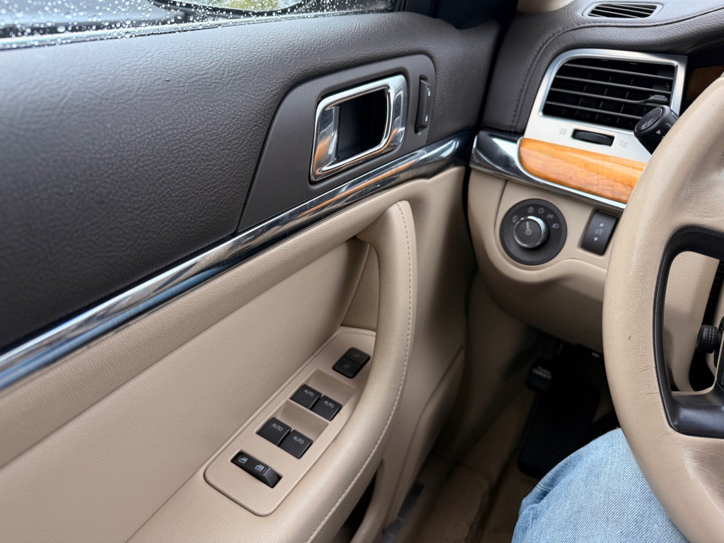 2011 Lincoln MKS Image 25