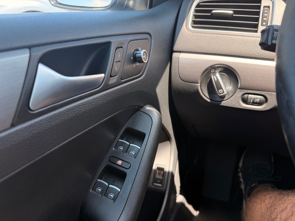 2013 Volkswagen Jetta Image 24