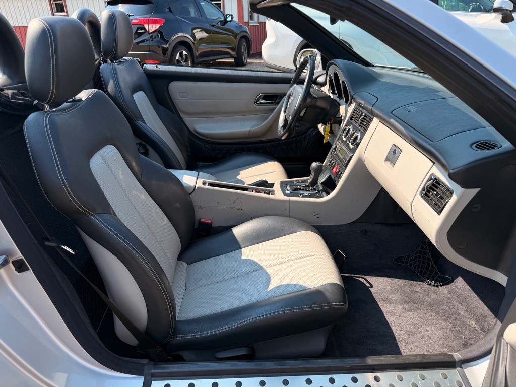 2000 Mercedes-Benz SLK-Class Image 12