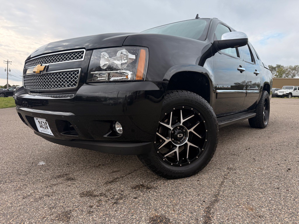 2011 Chevrolet Avalanche Image 1