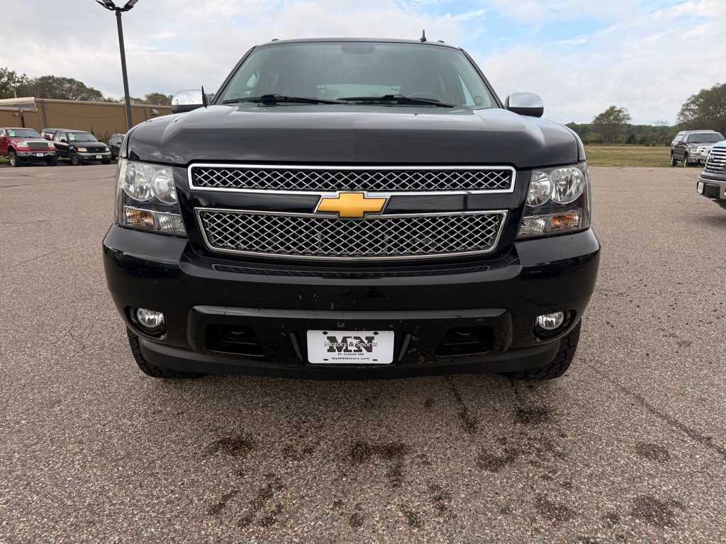 2011 Chevrolet Avalanche Image 2